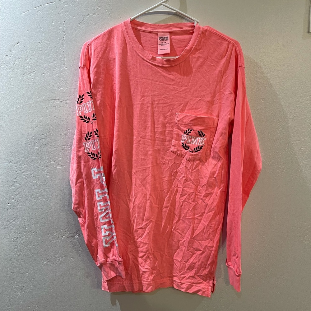 Long sleep pink. Size XS but fits big. More like a Medium.